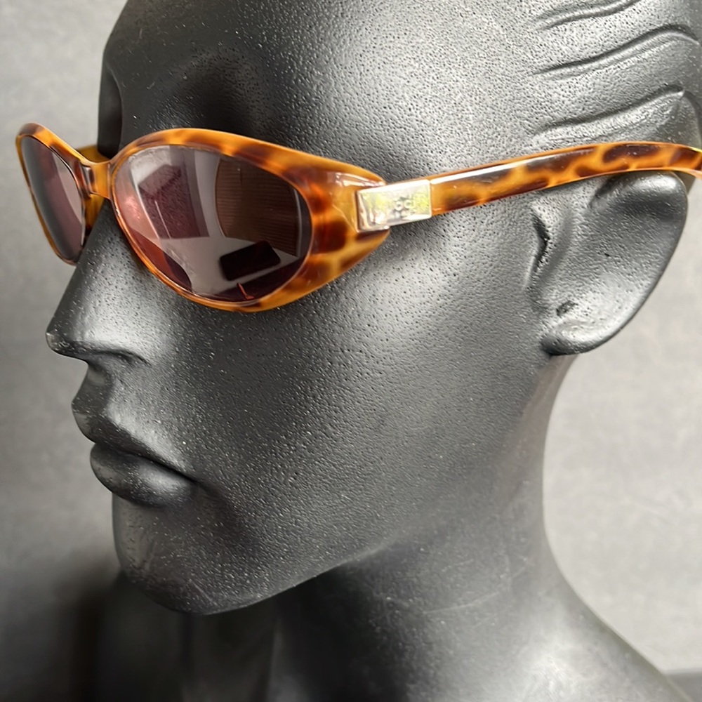 Gucci Tortoiseshell Sunglasses - Picture 8 of 16
